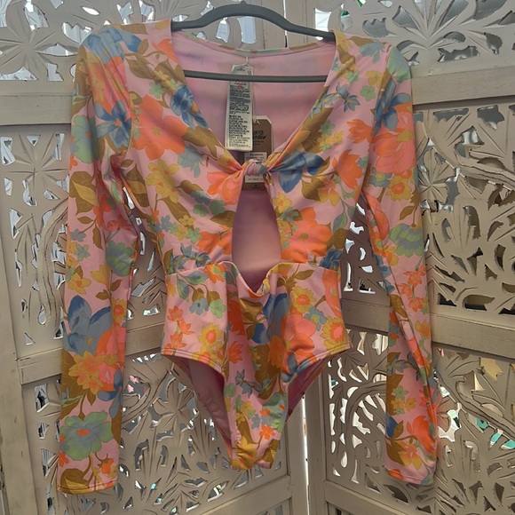 NWT Billabong Pick me up bodysuit one piece swimsuit. Size M. - Picture 4 of 7